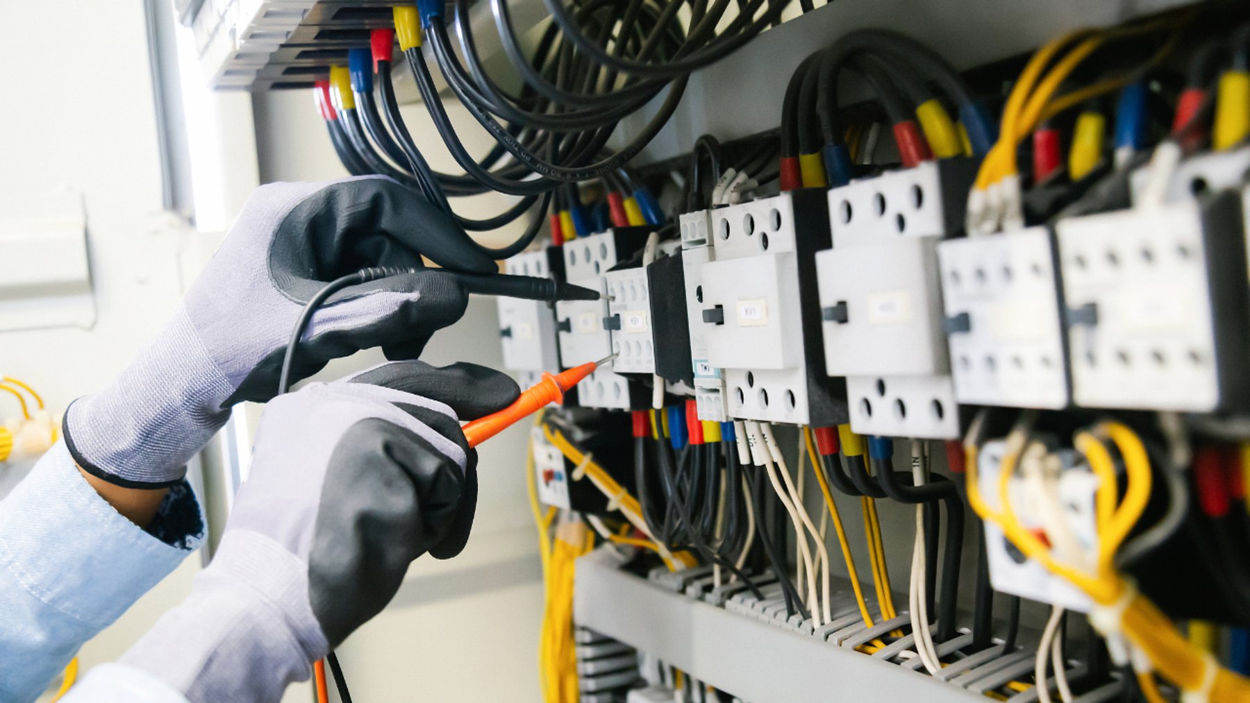 制御盤の電気設備点検作業
